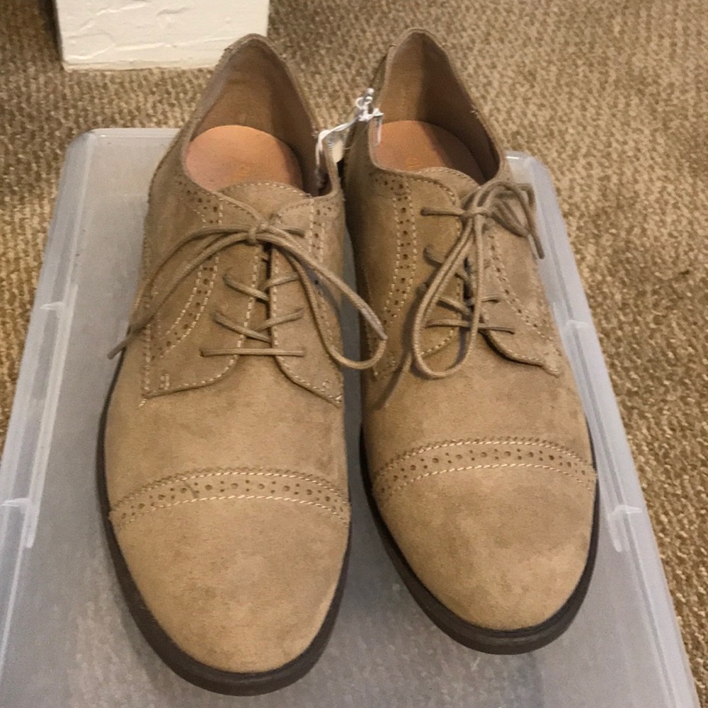 Women’s old navy dress shoes.